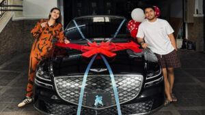 Thariq Memberikan Hadiah Mobil