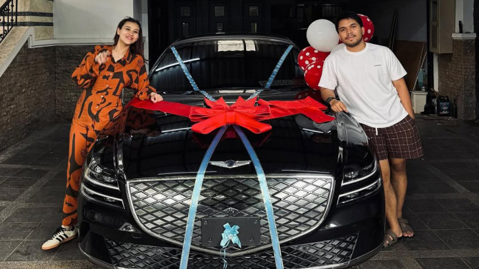 Thariq Memberikan Hadiah Mobil