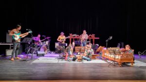 Music Tradisional Bersaing Music Modern