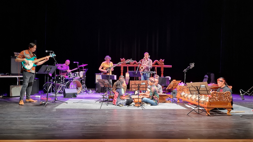 Music Tradisional Bersaing Music Modern